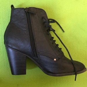 Black boots. Style : Heather-31 short heel